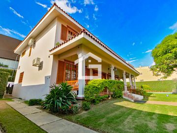 Casa de Venta Con Piscina en Unioro, Machala
