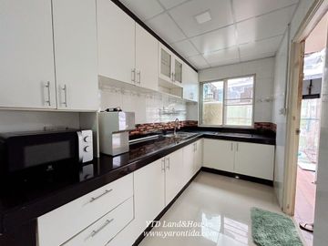 Townhouse for sale, The Connect Watcharaphon Expressway, corner unit. selling for 2.99 million Baht.