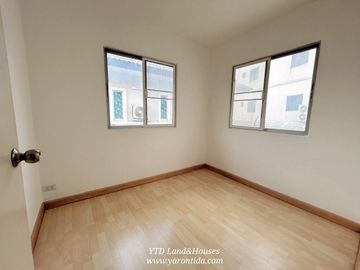 Townhouse for sale, The Connect Watcharaphon Expressway, corner unit. selling for 2.99 million Baht.