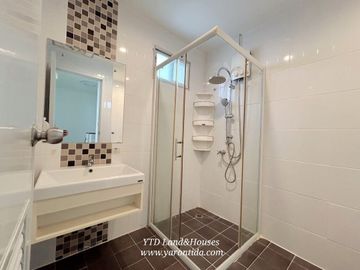 Townhouse for sale, The Connect Watcharaphon Expressway, corner unit. selling for 2.99 million Baht.