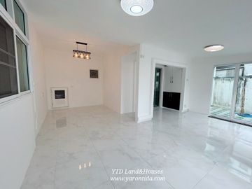 Townhouse for sale, The Connect Watcharaphon Expressway, corner unit. selling for 2.99 million Baht.