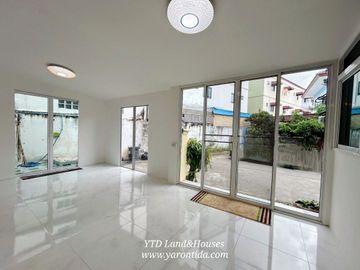 Townhouse for sale, The Connect Watcharaphon Expressway, corner unit. selling for 2.99 million Baht.