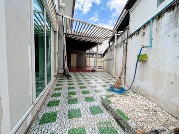 Townhouse for sale, The Connect Watcharaphon Expressway, corner unit. selling for 2.99 million Baht.
