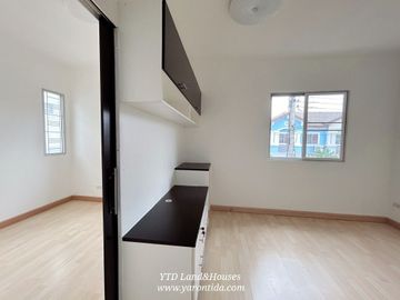 Townhouse for sale, The Connect Watcharaphon Expressway, corner unit. selling for 2.99 million Baht.