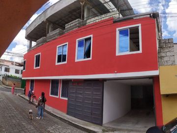 Casa ESQUINERA en venta, es  RENTERA tiene 3 departamentos, 3 locales coemrciales, Sector Martha Bucaram, Sur de Quito, Ecuador