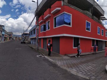 Casa ESQUINERA en venta, es  RENTERA tiene 3 departamentos, 3 locales coemrciales, Sector Martha Bucaram, Sur de Quito, Ecuador