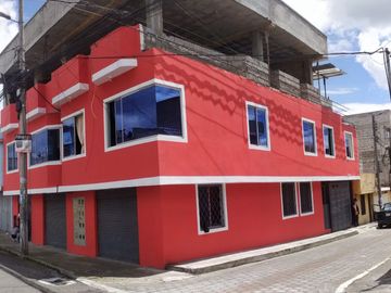 Casa ESQUINERA en venta, es  RENTERA tiene 3 departamentos, 3 locales coemrciales, Sector Martha Bucaram, Sur de Quito, Ecuador