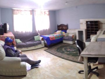 Casa ESQUINERA en venta, es  RENTERA tiene 3 departamentos, 3 locales coemrciales, Sector Martha Bucaram, Sur de Quito, Ecuador