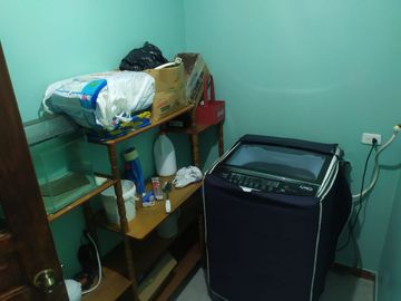 Casa ESQUINERA en venta, es  RENTERA tiene 3 departamentos, 3 locales coemrciales, Sector Martha Bucaram, Sur de Quito, Ecuador