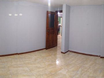 Casa ESQUINERA en venta, es  RENTERA tiene 3 departamentos, 3 locales coemrciales, Sector Martha Bucaram, Sur de Quito, Ecuador