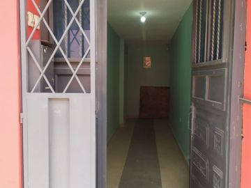 Casa ESQUINERA en venta, es  RENTERA tiene 3 departamentos, 3 locales coemrciales, Sector Martha Bucaram, Sur de Quito, Ecuador