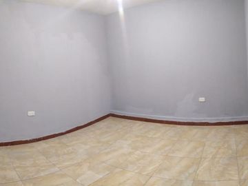 Casa ESQUINERA en venta, es  RENTERA tiene 3 departamentos, 3 locales coemrciales, Sector Martha Bucaram, Sur de Quito, Ecuador