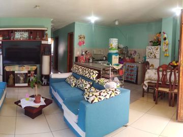 Casa ESQUINERA en venta, es  RENTERA tiene 3 departamentos, 3 locales coemrciales, Sector Martha Bucaram, Sur de Quito, Ecuador