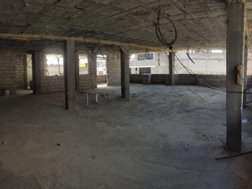 Casa ESQUINERA en venta, es  RENTERA tiene 3 departamentos, 3 locales coemrciales, Sector Martha Bucaram, Sur de Quito, Ecuador