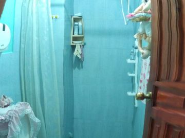 Casa ESQUINERA en venta, es  RENTERA tiene 3 departamentos, 3 locales coemrciales, Sector Martha Bucaram, Sur de Quito, Ecuador