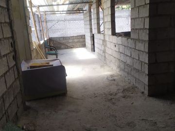 Casa ESQUINERA en venta, es  RENTERA tiene 3 departamentos, 3 locales coemrciales, Sector Martha Bucaram, Sur de Quito, Ecuador