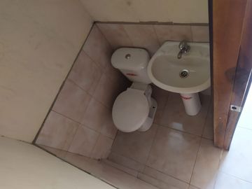Casa ESQUINERA en venta, es  RENTERA tiene 3 departamentos, 3 locales coemrciales, Sector Martha Bucaram, Sur de Quito, Ecuador