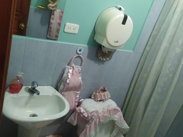 Casa ESQUINERA en venta, es  RENTERA tiene 3 departamentos, 3 locales coemrciales, Sector Martha Bucaram, Sur de Quito, Ecuador