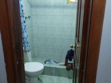 Casa ESQUINERA en venta, es  RENTERA tiene 3 departamentos, 3 locales coemrciales, Sector Martha Bucaram, Sur de Quito, Ecuador