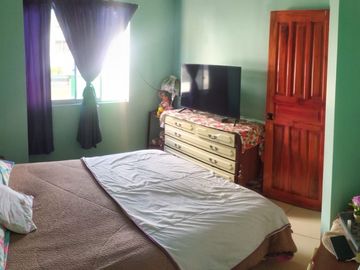 Casa ESQUINERA en venta, es  RENTERA tiene 3 departamentos, 3 locales coemrciales, Sector Martha Bucaram, Sur de Quito, Ecuador