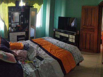 Casa ESQUINERA en venta, es  RENTERA tiene 3 departamentos, 3 locales coemrciales, Sector Martha Bucaram, Sur de Quito, Ecuador