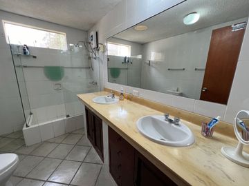 VENTA CASA MONTERRICO - SURCO – CALLE CERRADA – 5 DORMITORIOS
