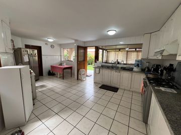 VENTA CASA MONTERRICO - SURCO – CALLE CERRADA – 5 DORMITORIOS