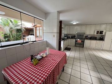 VENTA CASA MONTERRICO - SURCO – CALLE CERRADA – 5 DORMITORIOS