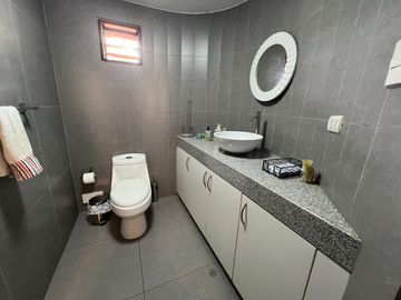 VENTA CASA MONTERRICO - SURCO – CALLE CERRADA – 5 DORMITORIOS