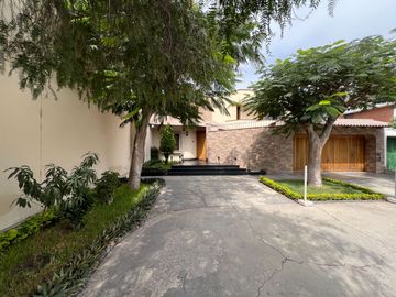 VENTA CASA MONTERRICO - SURCO – CALLE CERRADA – 5 DORMITORIOS