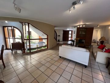 VENTA CASA MONTERRICO - SURCO – CALLE CERRADA – 5 DORMITORIOS