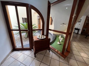 VENTA CASA MONTERRICO - SURCO – CALLE CERRADA – 5 DORMITORIOS
