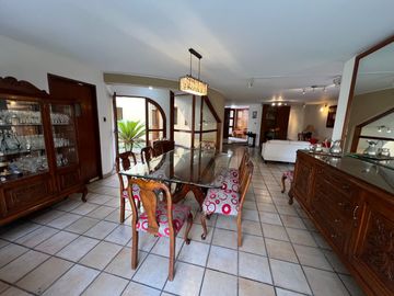 VENTA CASA MONTERRICO - SURCO – CALLE CERRADA – 5 DORMITORIOS