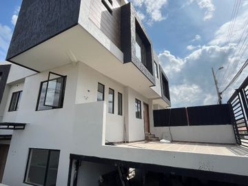 HERMOSAS CASAS CON AREA VERDE DE VENTA, Sector Plásticos Rival Ricaurte C1262