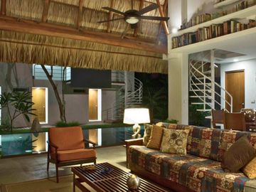 Residencia con alberca, jardín, 6 recamaras, en venta Sector O Huatulco.