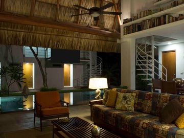 Residencia con alberca, jardín, 6 recamaras, en venta Sector O Huatulco.
