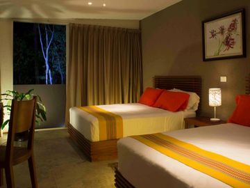 Residencia con alberca, jardín, 6 recamaras, en venta Sector O Huatulco.