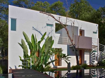 Residencia con alberca, jardín, 6 recamaras, en venta Sector O Huatulco.