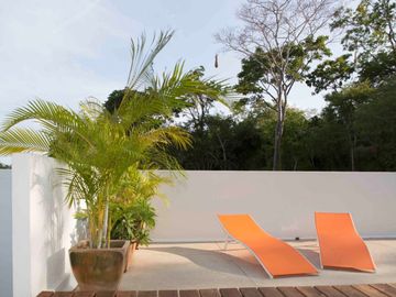 Residencia con alberca, jardín, 6 recamaras, en venta Sector O Huatulco.