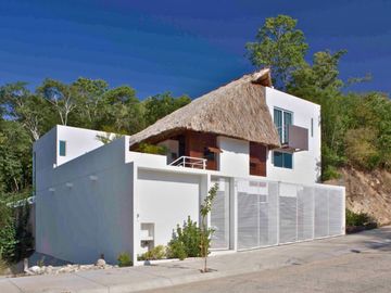 Residencia con alberca, jardín, 6 recamaras, en venta Sector O Huatulco.