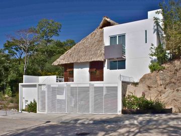 Residencia con alberca, jardín, 6 recamaras, en venta Sector O Huatulco.