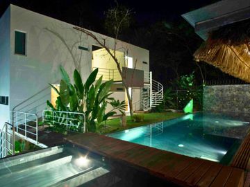 Residencia con alberca, jardín, 6 recamaras, en venta Sector O Huatulco.