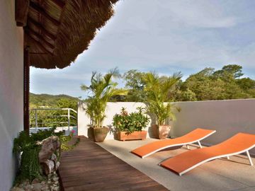 Residencia con alberca, jardín, 6 recamaras, en venta Sector O Huatulco.