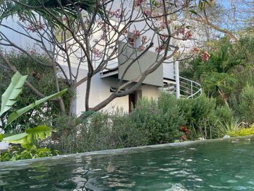 Residencia con alberca, jardín, 6 recamaras, en venta Sector O Huatulco.