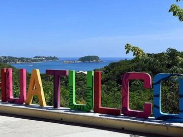 Residencia con alberca, jardín, 6 recamaras, en venta Sector O Huatulco.