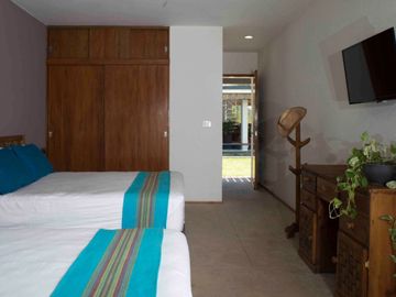 Residencia con alberca, jardín, 6 recamaras, en venta Sector O Huatulco.
