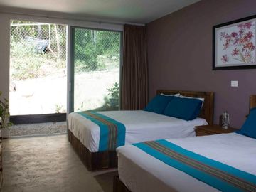 Residencia con alberca, jardín, 6 recamaras, en venta Sector O Huatulco.