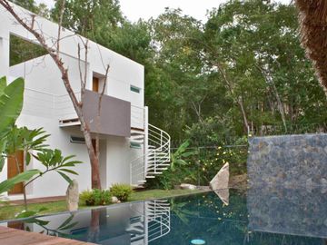 Residencia con alberca, jardín, 6 recamaras, en venta Sector O Huatulco.