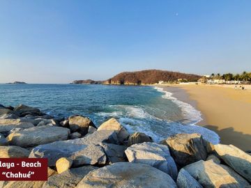 Residencia con alberca, jardín, 6 recamaras, en venta Sector O Huatulco.