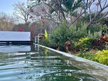Residencia con alberca, jardín, 6 recamaras, en venta Sector O Huatulco.